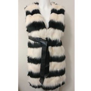 NWT  faux fur hot & delicious cream and black vest